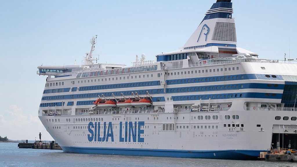 Silja Symphony jumissa Tukholman satamassa – tekninen vika estää lähdön  kokonaan, laivalla yli 2 000 matkustajaa 