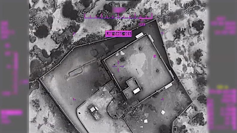 Videolla näkyy, kuinka Yhdysvaltojen asevoimat muun muassa pommittaa rakennusta hyökkäyksen aikana.