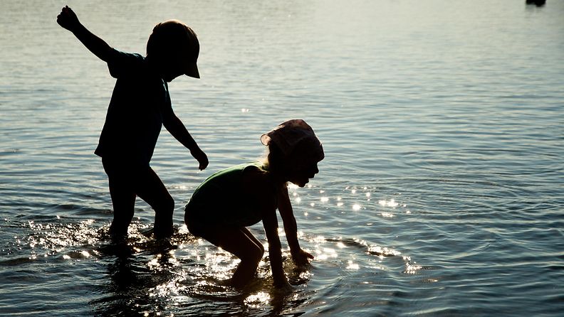 lapset leikkivät vedessä