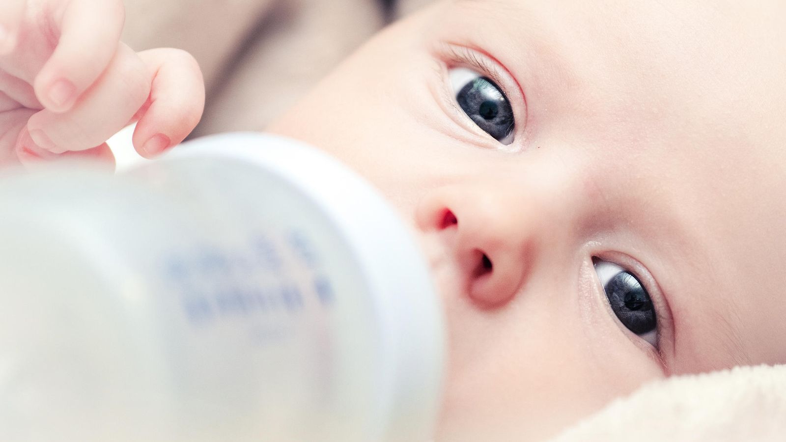Taapero joi yli neljä pullollista maitoa päivässä – sitten alkoivat oudot  oireet: 