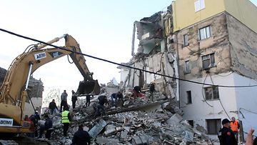Albanian tuhoisan maanjäristyksen jälkiä korjattiin Thumanen kaupungissa