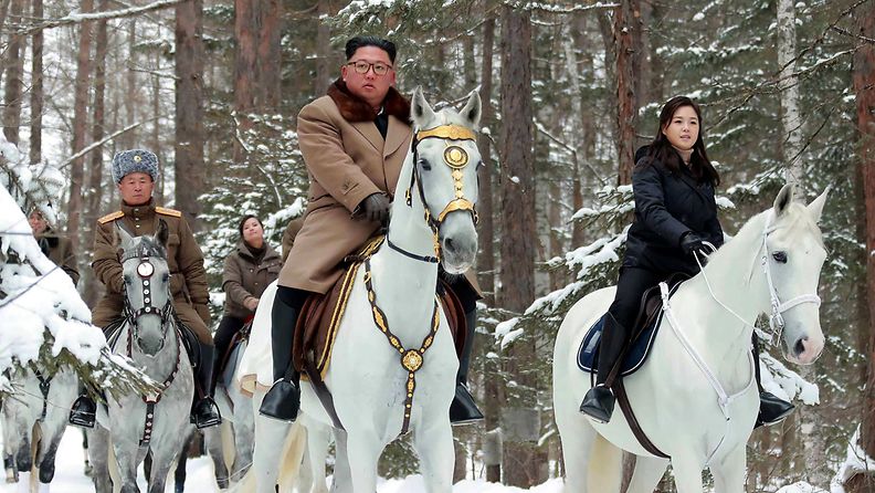 LK: Kim jong-un ratsastaa valkoisella ratsulla