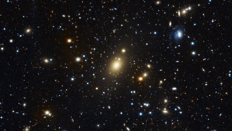 Abell 85 -galaksijoukko. Holm15A-galaksi näkyy keskellä kirkkaana. Kuva: Matthias Kluge/USM/MPE