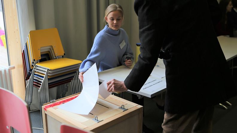 eduskuntavaalit vaalivirkailija äänestäjä kuvituskuva 2019