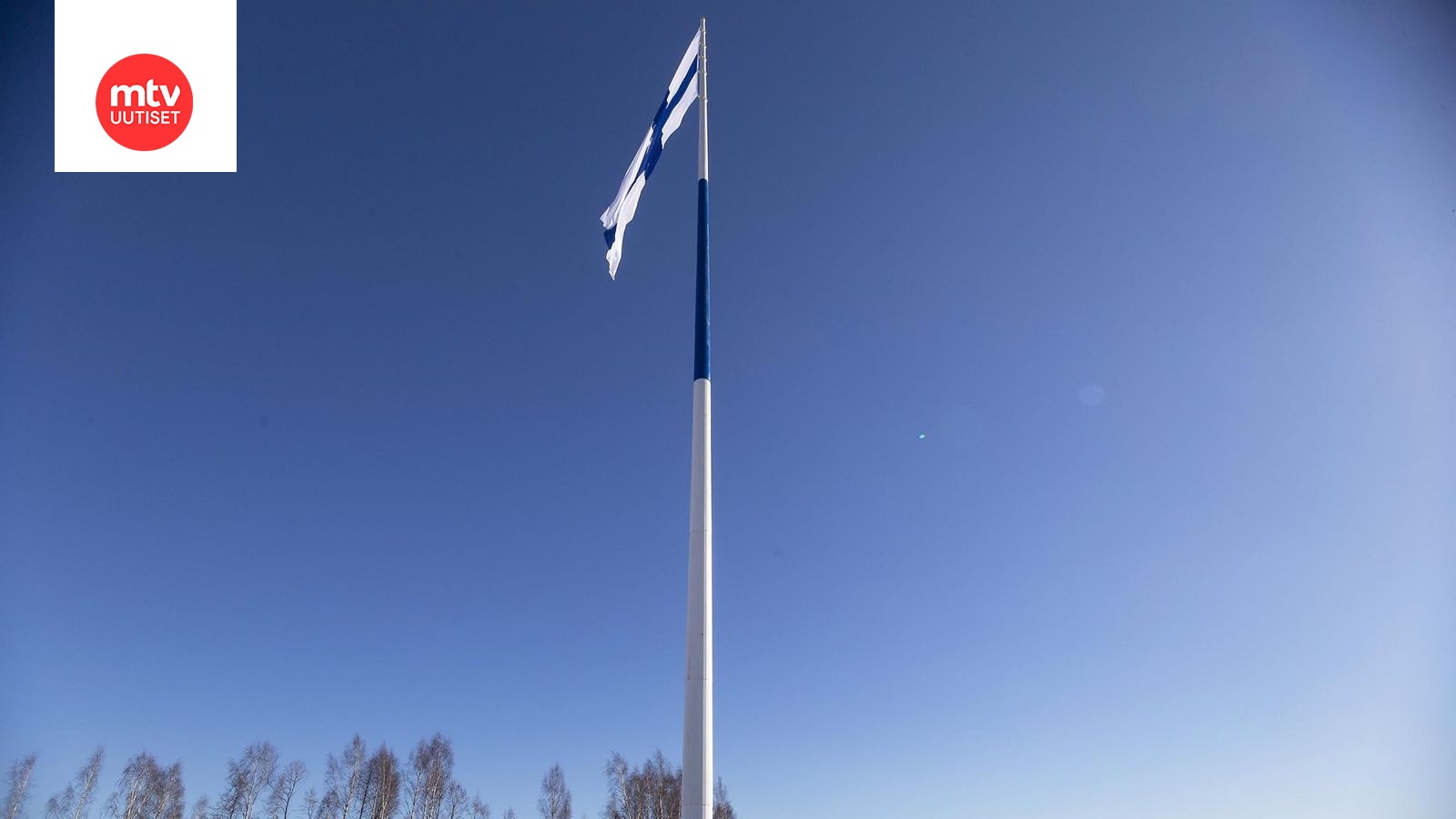 Maailman suurin Suomen lippu saa jatkossa liehua yötä päivää, kunhan ei  tuule liian kovaa – Haminan suurlippusalko sai pysyvän käyttöluvan -  