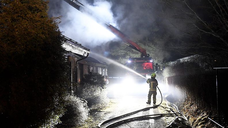 Viiden asunnon rivitalo tuhoutuu tulipalossa Nurmijärvellä uudenvuoden yönä 2019.