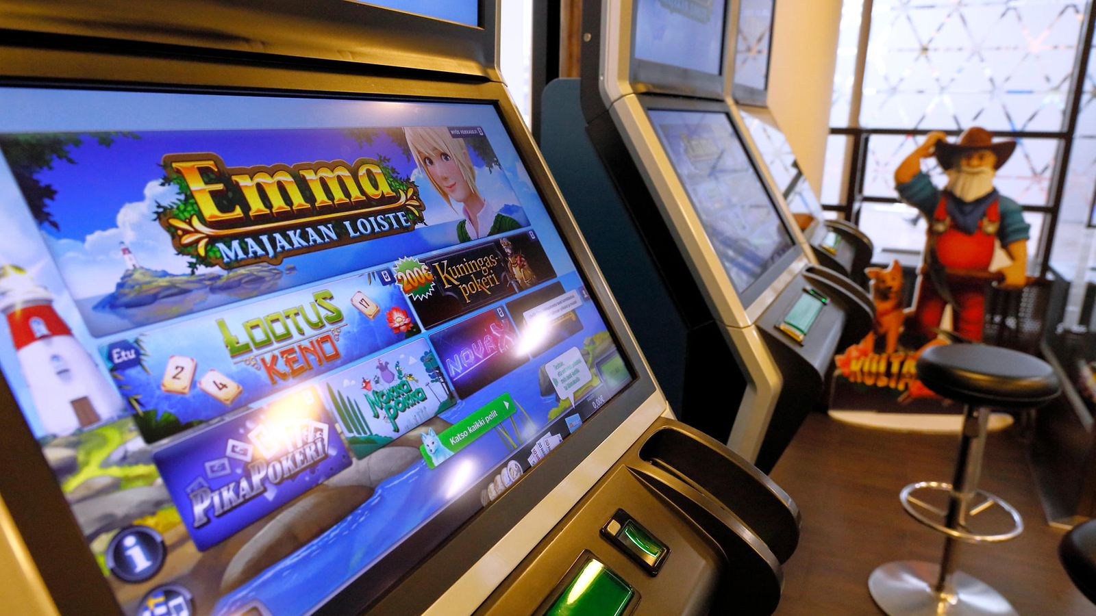 Rahapeliautomaatit voisi poistaa kaupoista jopa kokonaan, katsoo pelaamisen  haittoja arvioinut ryhmä 