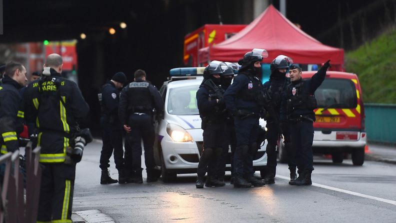 Poliiseja tapahtumapaikalla Pariisi Villejeuf puukottaja 3.1.2020 1