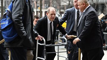 Harvey Weinstein oikeudenkäynti kävelytuki 6.1.2020