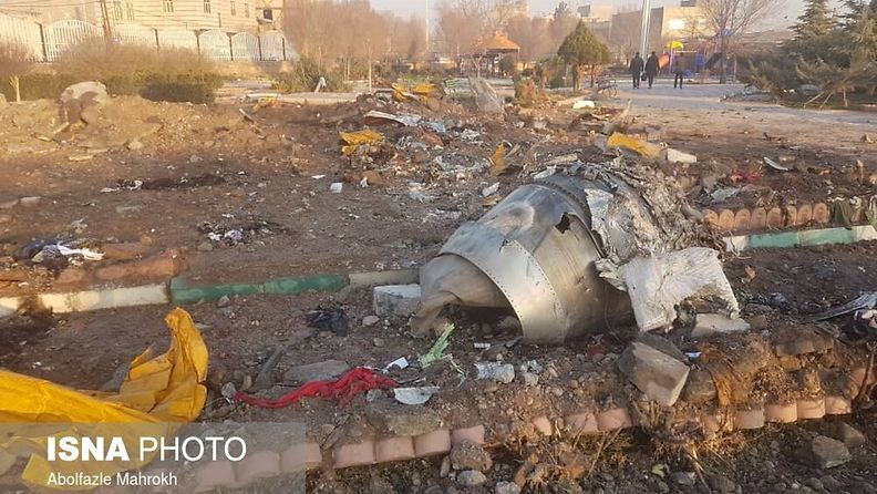 Uutistoimisto Isnan julkaisema kuva matkustajakoneen maahansyöksypaikalta Teheranissa paljastaa tuhon mittakaavan.