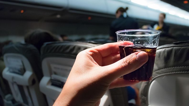 AOP alkoholi, lentokone, juomalasi, juominen