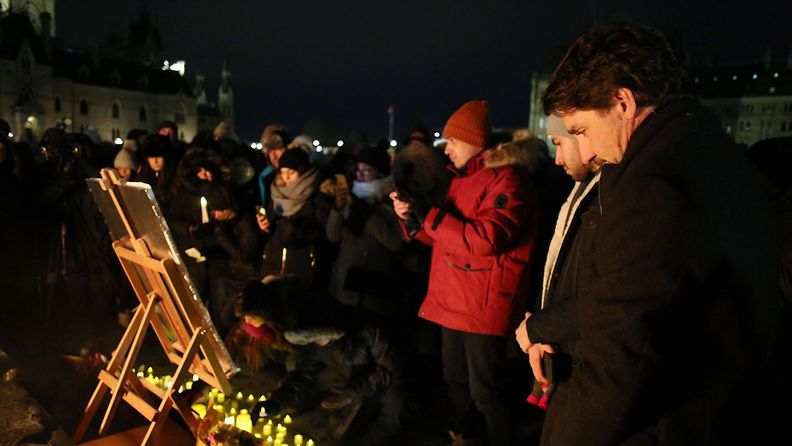 LK: ihmiset surevat ukrainalaiskoneessa menehtyneitä