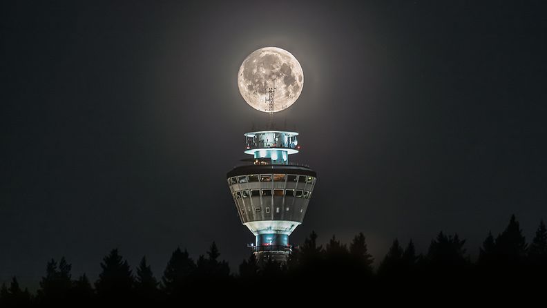 Kuva Kuopion Puijon tornista ja täysikuusta