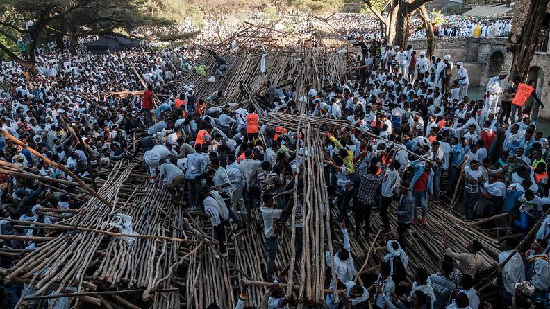Etiopiassa ainakin kymmenen ihmistä on kuollut ja yli sata loukkaantunut konserttikatsomon romahduksessa.