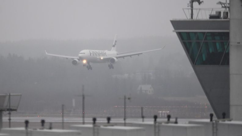 Sairastunut matkustaja eristettiin eilen Finnairin lennolla Hongkongista Helsinkiin.