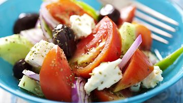 Kreikkalainen salaatti feta oliivit