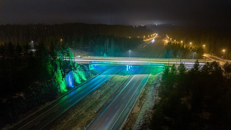 Nurmijärven 7 veljeksen valotaideteos ilmakuvassa.