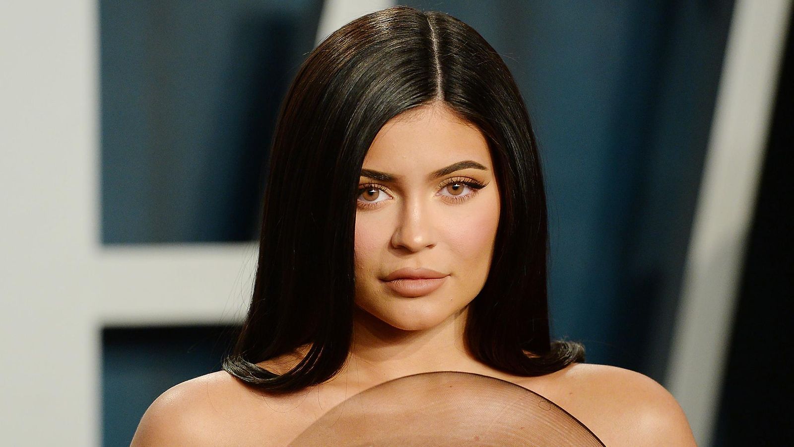 Kylie Jenner esittelee vauvamahaansa tuoreissa kuvissa 