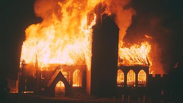 kirkko tuli tulipalo palo kuvituskuva