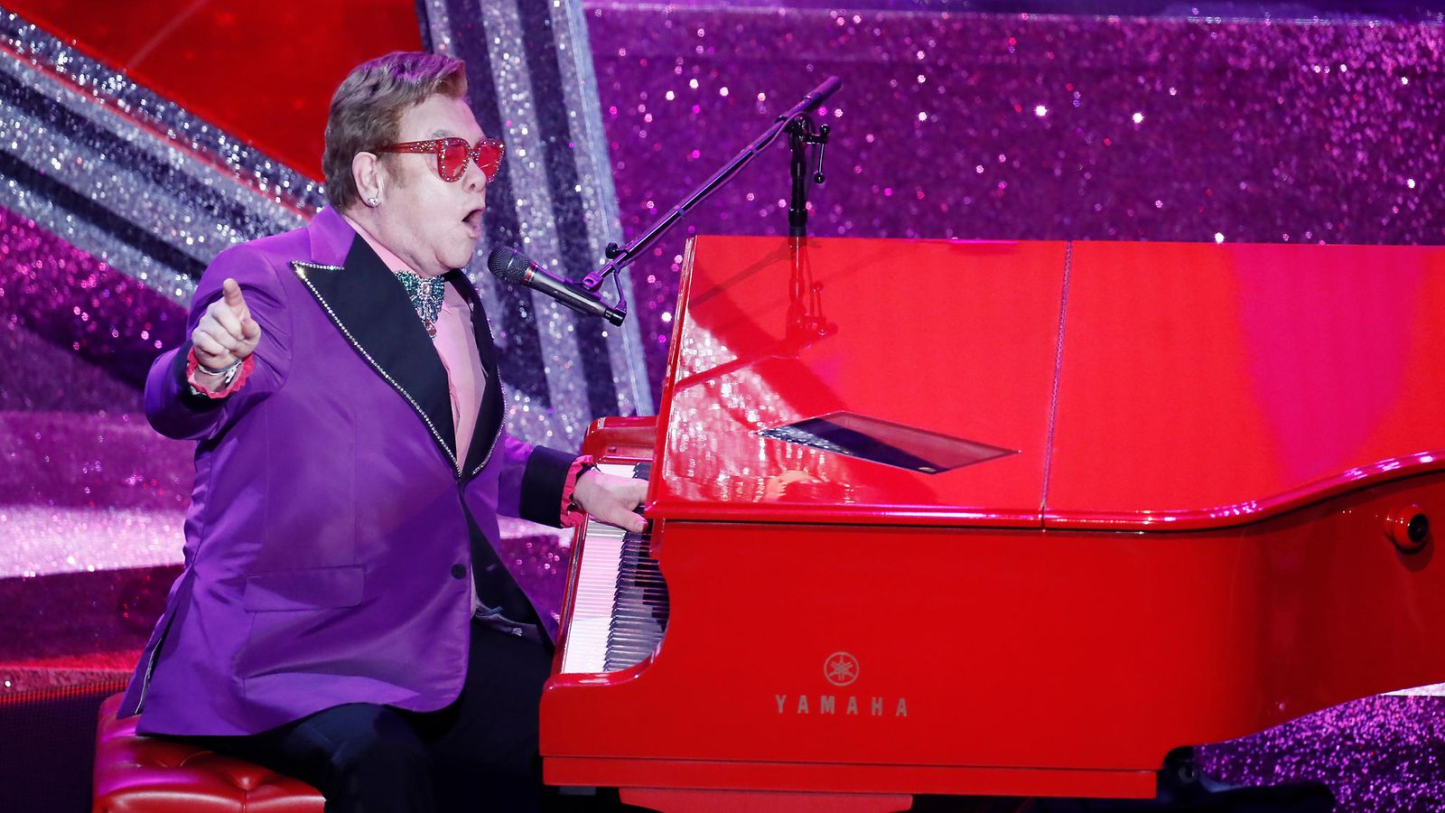 Elton John joutui perumaan kiertueensa – ei esiinny syksyllä Suomessa:  