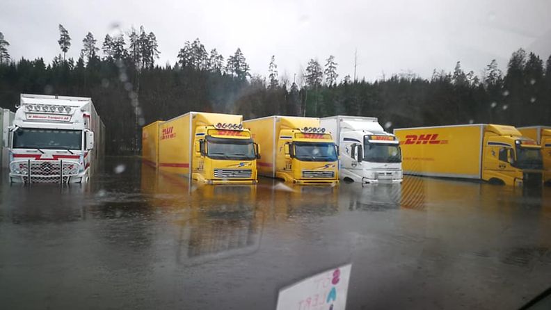 Kuorma-autot joutuivat veden varaan – hurja tulva aiheutti mittavat vahingot