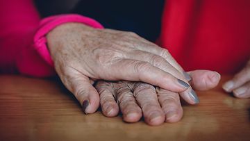 aop vanhus eläkeläinen kädet isoäiti isoäiti mummo kuvituskuva