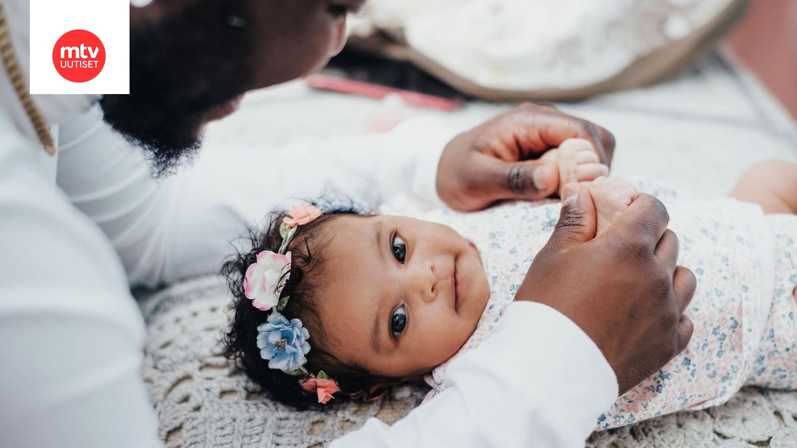 Heta, 28, kertoo, miten koronavirus näkyy vauva-arjessa – tyttären  ristiäisiä uhkaa peruuntuminen: 