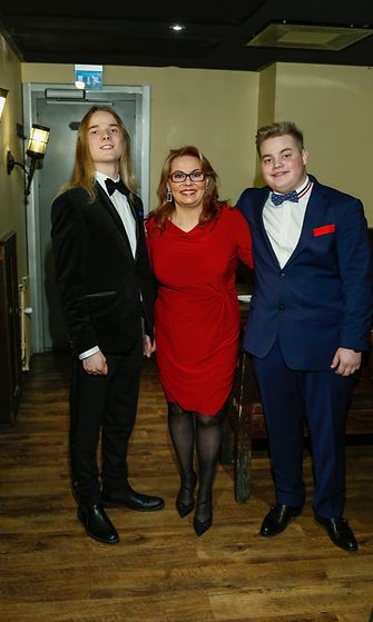 Nina Mikkonen ja pojat Mikael ja Matias
