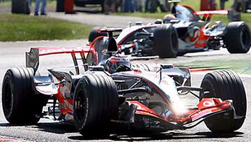 Fernando Alonso ja Lewis Hamilton (Kuva: EPA/OLIVER WEIKEN)