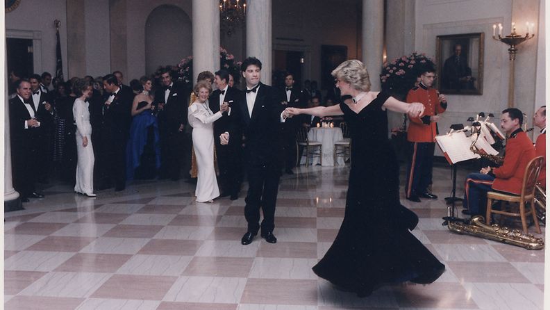 prinsessa Diana tanssii John Travoltan kanssa Valkoisessa talossa 1985