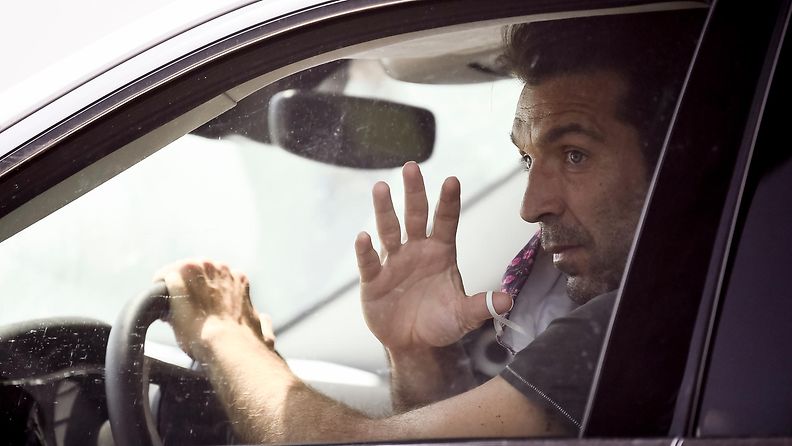 Gianluigi Buffon saapui Juventuksen harjoituksiin maanantaina autollaan. Kuva: Getty Images