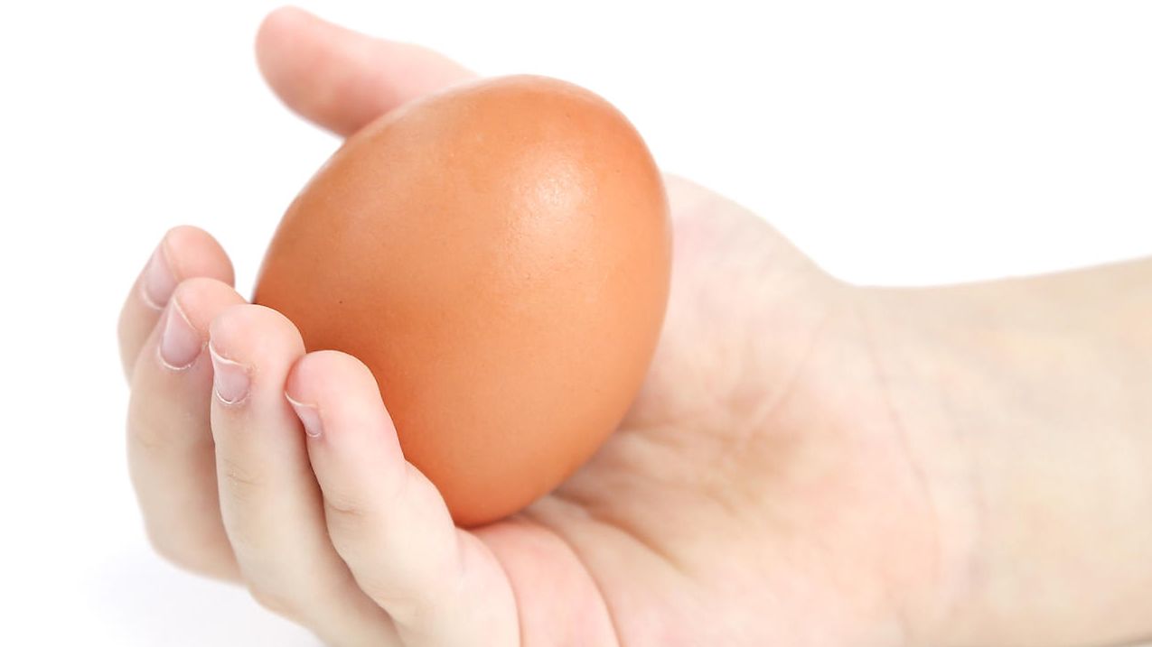 Mitä tapahtuu, kun vauvalle antaa raa'an kananmunan? Suositut somevideot  paljastavat pikkulasten yllättävät reaktiot 