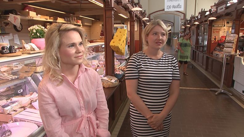 Kauppiaat Anna Härö (vas.) ja Laura Salonen tuskailevat huonon myynnin kanssa.