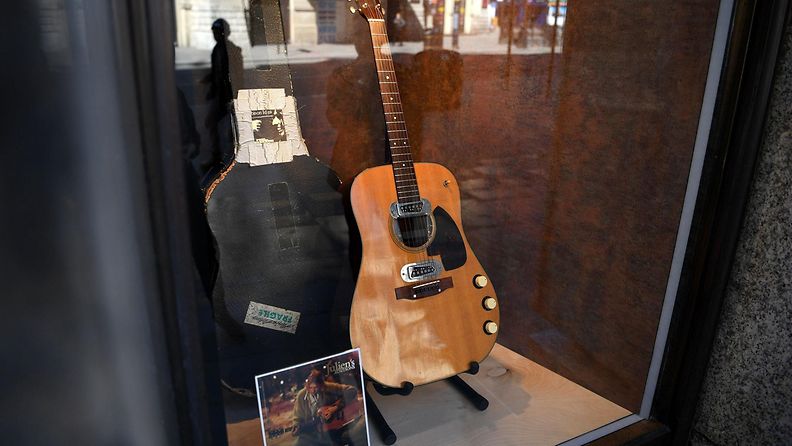 LK 210620 Kurt Cobain kitara huutokauppa