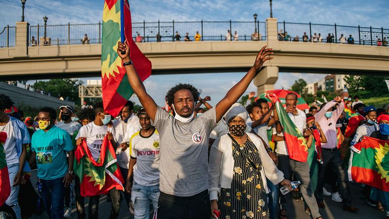 Oromo-yhteisön jäsenet sulkivat tien protestiksi muusikko ja aktivisti Hachalu Hundessan tappamiselle 1. heinäkuuta 2020 St Paulissa Yhdysvaltain Minnesotassa. Hundessa ammuttiin Addis Abebassa Etiopiassa 29. kesäkuuta. Hänen kuolemansa on herättänyt mielenosoituksia eri puolilla maailmaa.