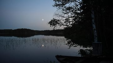 AOP kesäyö kesä yö suomi kuu taivas pimeä järvi puu vene