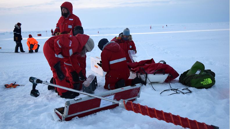 Kesä 2019 oli arktisella alueella keskimääräistä lämpimämpi, ja heikkojen jääolojen takia MOSAiC-jääleiri jouduttiin perustamaan pohjoisemmaksi Laptevin merelle (85º pohjoista leveyttä) kuin alun perin kaavailtiin. Tutkijat löysivät tarpeeksi vahvan jäälautan satelliittikuvien avulla. 