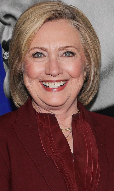 Hillary Clinton pukeutui suomalaiseen ikisuosikkiin: Poseeraa somessa  miljoonille seuraajilleen Marimekon klassikkomekossa 