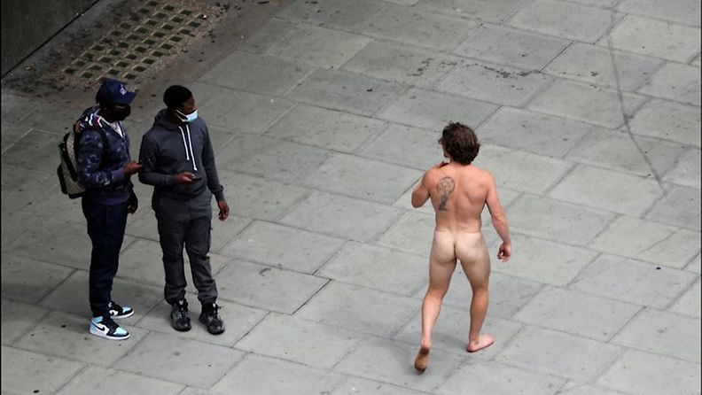 Mies alasti Lontoossa