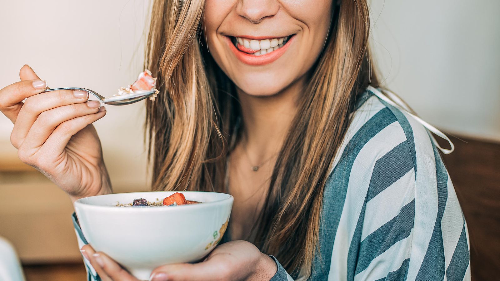 4 ruokaa, jotka parantavat suun terveyttä – syöthän näitä? | Makuja | MTV  Uutiset