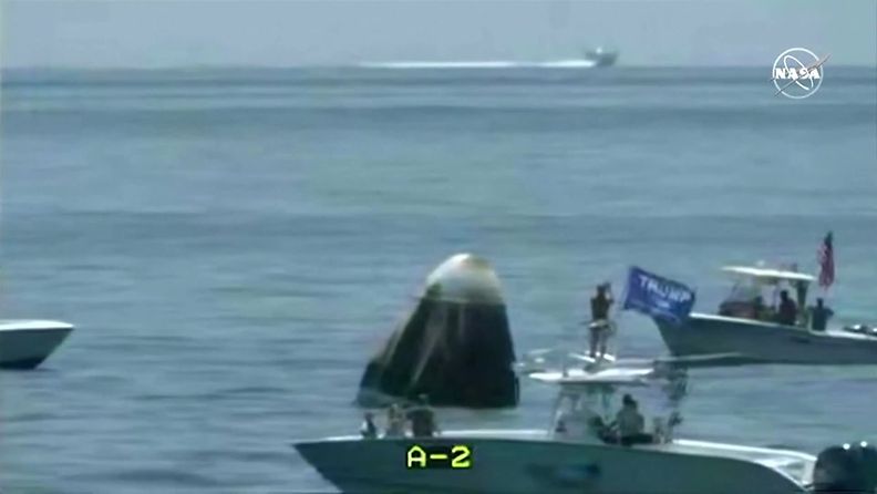SpaxeX:n astronautit laskeutuivat onnistuneesti Atlanttiin – tältä näytti kaksikon paluu maahan: Myös Trumpin kannattajat paikalla