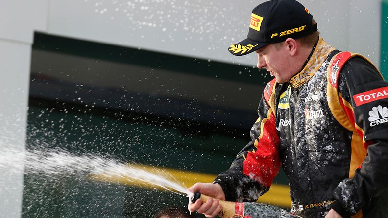 Kimi Räikkönen juhlii Australian GP:n voittoaan