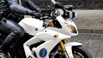 AOP-poliisi-moottoripyörä