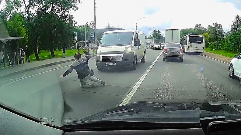 Läheltä piti -tilanne sai naisen heittäytymään auton eteen Venäjällä – ruuhkatien ylitys oli koitua tienylittäjän kohtaloksi