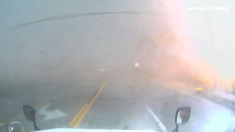 Kuorma-autonkuljettaja joutui keskelle kauhunhetkiä – raju tornado kaatoi menopelin kyljelleen keskelle tietä