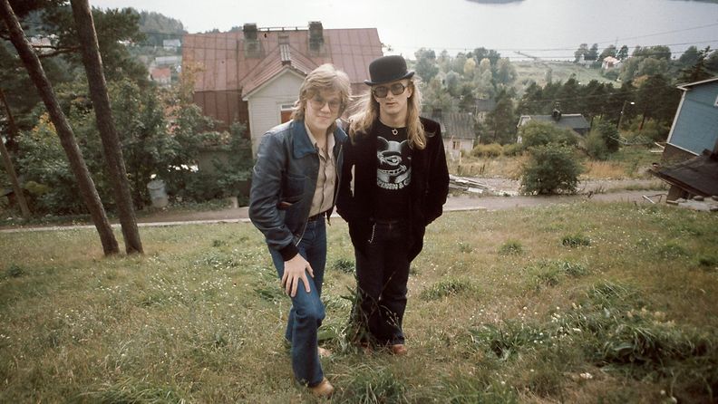 Jälleen yhdessä! Juice ja Mikko Pispalassa 1975 yhteisen paluunsa aikoihin. Molemmat lähtivät kiertueelle läpimurtonsa tehneinä artisteina. (Kuva: Martti Brandt.) Huom. Rajoitettu käyttöoikeus.