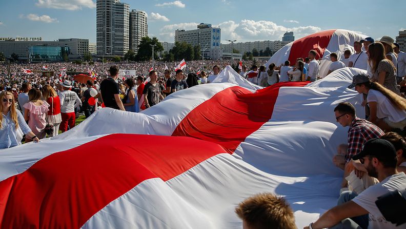 aop Valko-Venäjän opposition lippu