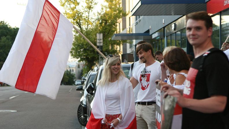 aop Valko-Venäjä lippu mielenosoitus