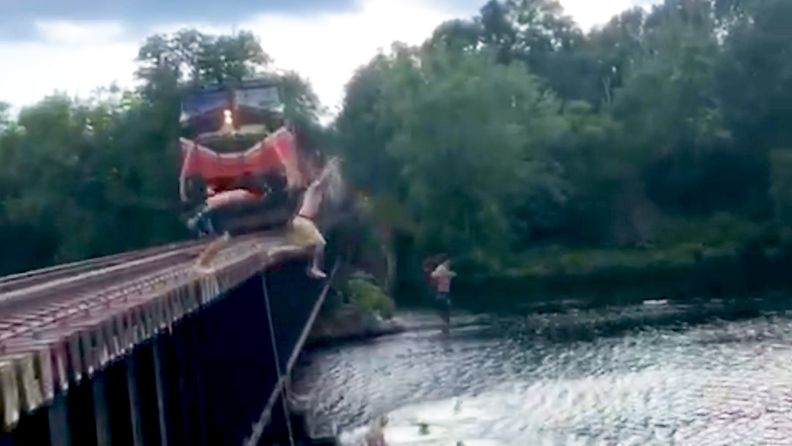 Hurja video: Nuoret leikkivät hengenvaarallista leikkiä Yhdysvalloissa – hyppivät sillalta veteen juuri ennen kuin osuisivat junaan
