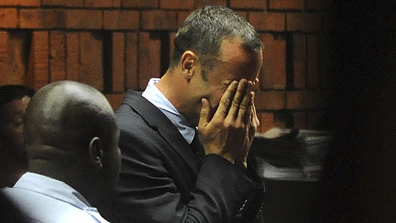 Oscar Pistorius puhkesi oikeussalissa kyyneliin.